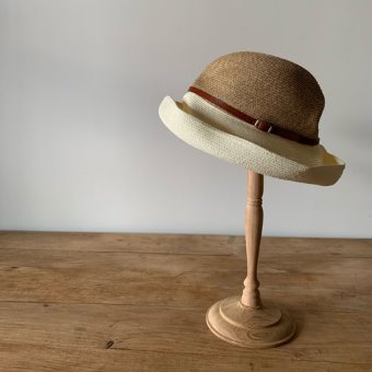 mature ha. boxd hat  2tone color leather belt